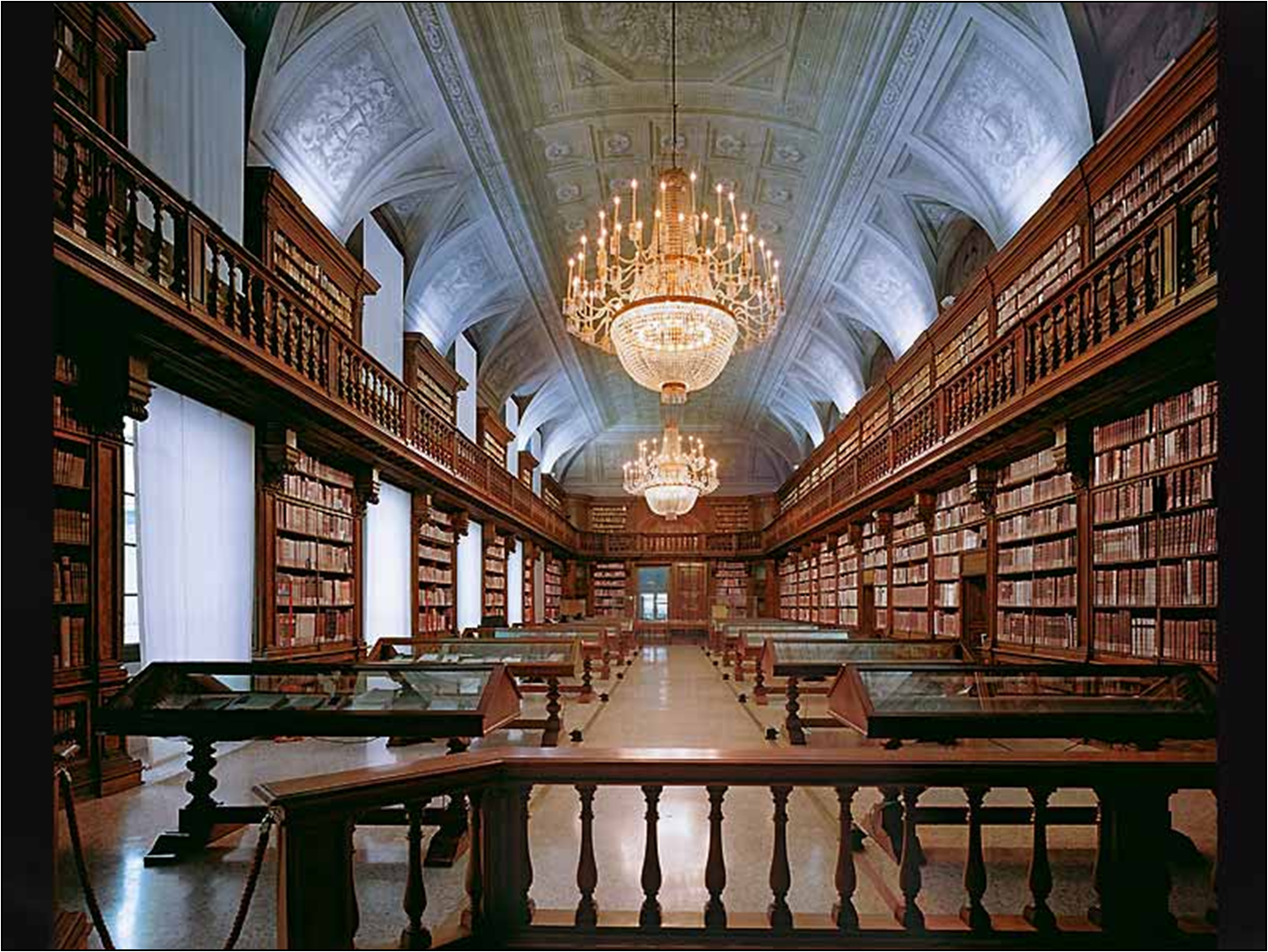 Универсальными библиотеками являются. Библиотека в Праге Клементинум. Национальная библиотека Прага Клементинум. Библиотека Клементинум Прага Чехия. Пражская библиотека Клементинум.